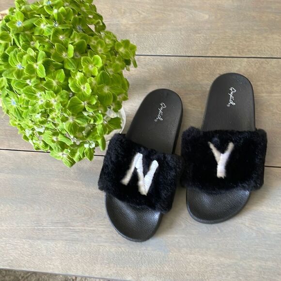 “NY” Fur Slides, SZ 9 - Picture 1 of 4